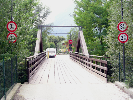 Abenteuerliche Brcke bei der Zufahrt